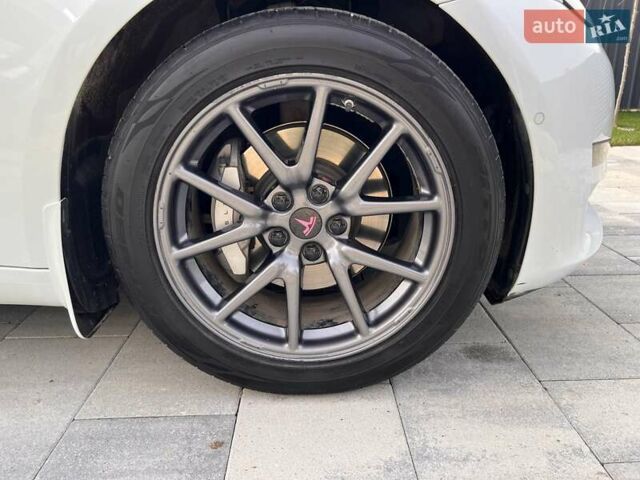 Белый Тесла Модель 3, объемом двигателя 0 л и пробегом 132 тыс. км за 20100 $, фото 28 на Automoto.ua