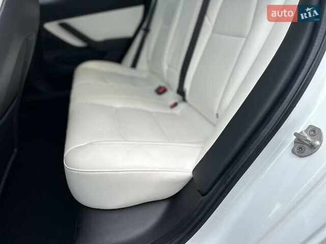 Білий Тесла Модель 3, об'ємом двигуна 0 л та пробігом 118 тис. км за 14999 $, фото 80 на Automoto.ua