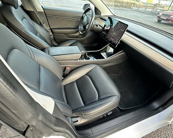 Белый Тесла Модель 3, объемом двигателя 0 л и пробегом 63 тыс. км за 17900 $, фото 8 на Automoto.ua