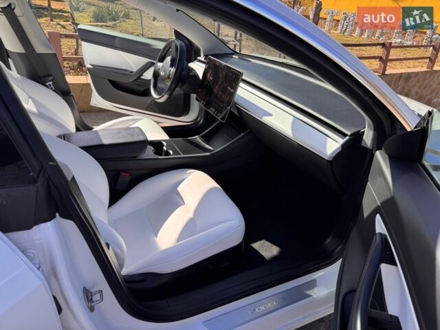 Білий Тесла Модель 3, об'ємом двигуна 0 л та пробігом 79 тис. км за 16000 $, фото 14 на Automoto.ua