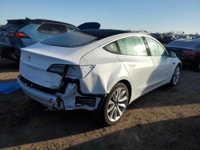 Білий Тесла Модель 3, об'ємом двигуна 0 л та пробігом 42 тис. км за 6600 $, фото 1 на Automoto.ua