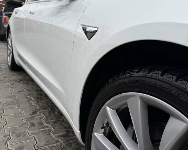 Білий Тесла Модель 3, об'ємом двигуна 0 л та пробігом 123 тис. км за 18000 $, фото 2 на Automoto.ua