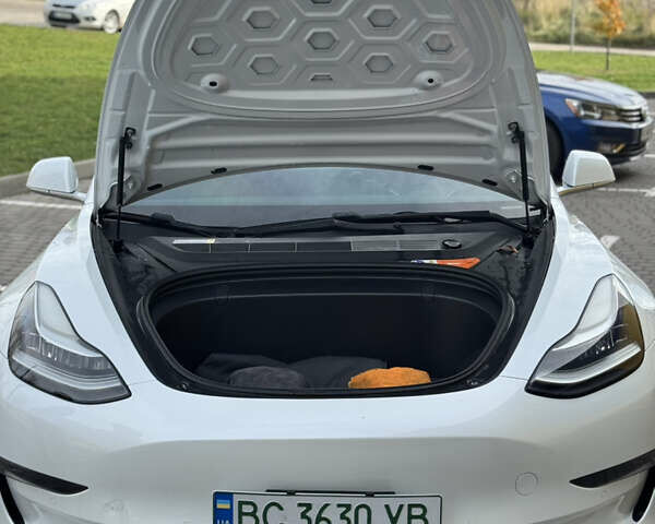 Білий Тесла Модель 3, об'ємом двигуна 0 л та пробігом 170 тис. км за 15500 $, фото 14 на Automoto.ua