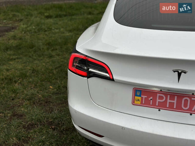 Белый Тесла Модель 3, объемом двигателя 0 л и пробегом 202 тыс. км за 13900 $, фото 5 на Automoto.ua