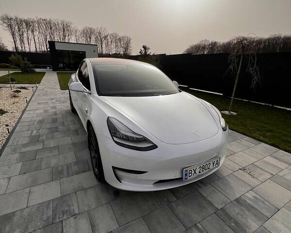Белый Тесла Модель 3, объемом двигателя 0 л и пробегом 132 тыс. км за 20100 $, фото 29 на Automoto.ua