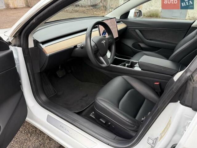 Білий Тесла Модель 3, об'ємом двигуна 0 л та пробігом 93 тис. км за 15800 $, фото 11 на Automoto.ua