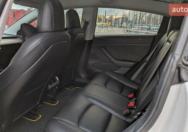 Білий Тесла Модель 3, об'ємом двигуна 0 л та пробігом 143 тис. км за 16700 $, фото 11 на Automoto.ua