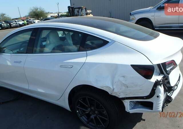 Белый Тесла Модель 3, объемом двигателя 0 л и пробегом 74 тыс. км за 15600 $, фото 3 на Automoto.ua