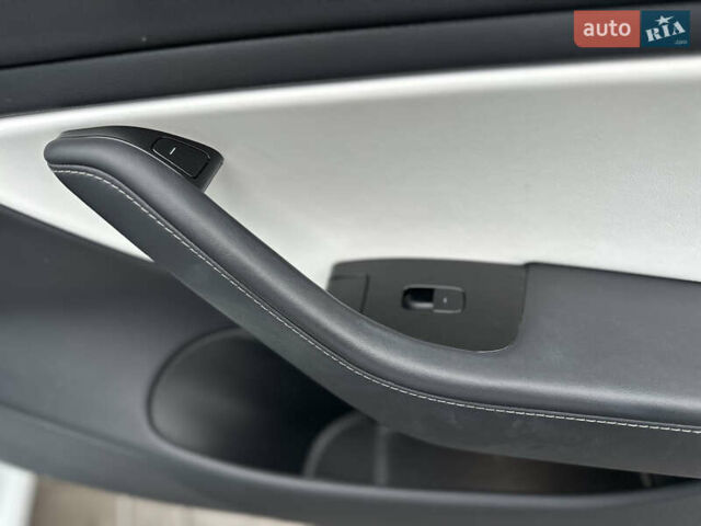 Білий Тесла Модель 3, об'ємом двигуна 0 л та пробігом 118 тис. км за 14999 $, фото 107 на Automoto.ua