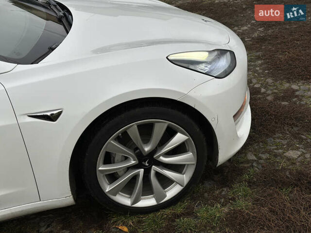 Белый Тесла Модель 3, объемом двигателя 0 л и пробегом 202 тыс. км за 13900 $, фото 10 на Automoto.ua