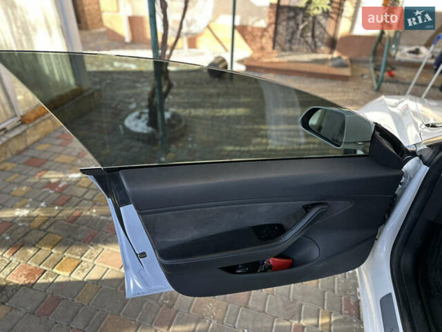 Белый Тесла Модель 3, объемом двигателя 0 л и пробегом 91 тыс. км за 17000 $, фото 1 на Automoto.ua