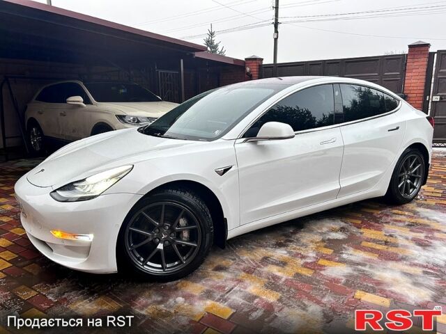 Белый Тесла Модель 3, объемом двигателя 0.3 л и пробегом 149 тыс. км за 16900 $, фото 1 на Automoto.ua