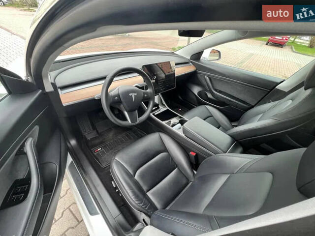 Белый Тесла Модель 3, объемом двигателя 0 л и пробегом 150 тыс. км за 25700 $, фото 8 на Automoto.ua