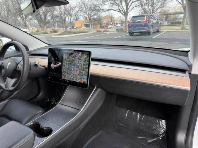 Білий Тесла Модель 3, об'ємом двигуна 0 л та пробігом 43 тис. км за 9000 $, фото 9 на Automoto.ua