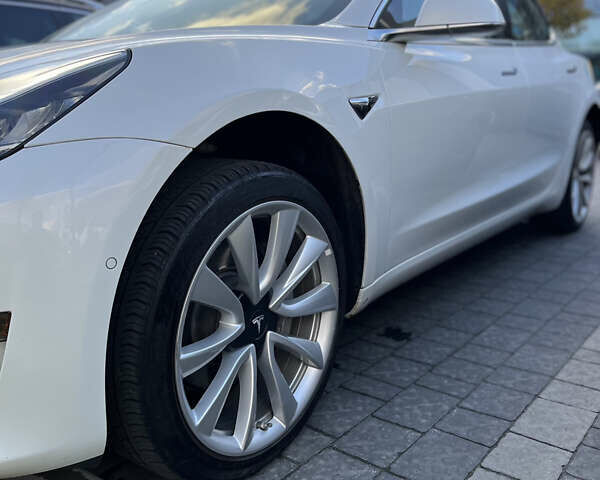 Белый Тесла Модель 3, объемом двигателя 0 л и пробегом 78 тыс. км за 27300 $, фото 15 на Automoto.ua