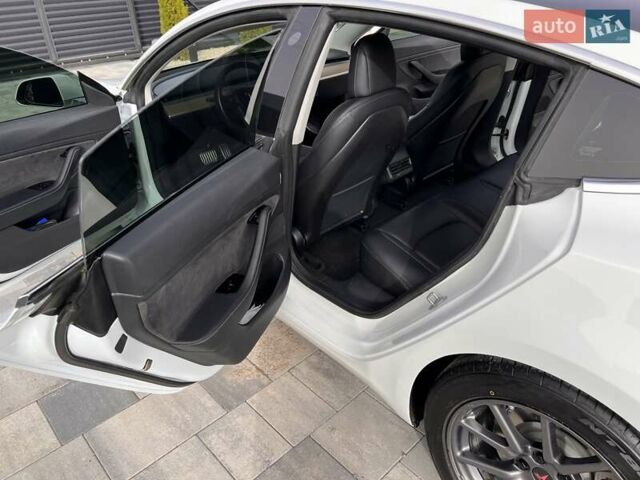 Белый Тесла Модель 3, объемом двигателя 0 л и пробегом 132 тыс. км за 20100 $, фото 17 на Automoto.ua