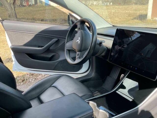 Білий Тесла Модель 3, об'ємом двигуна 0 л та пробігом 51 тис. км за 18500 $, фото 5 на Automoto.ua