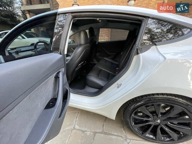 Белый Тесла Модель 3, объемом двигателя 0 л и пробегом 105 тыс. км за 17999 $, фото 10 на Automoto.ua