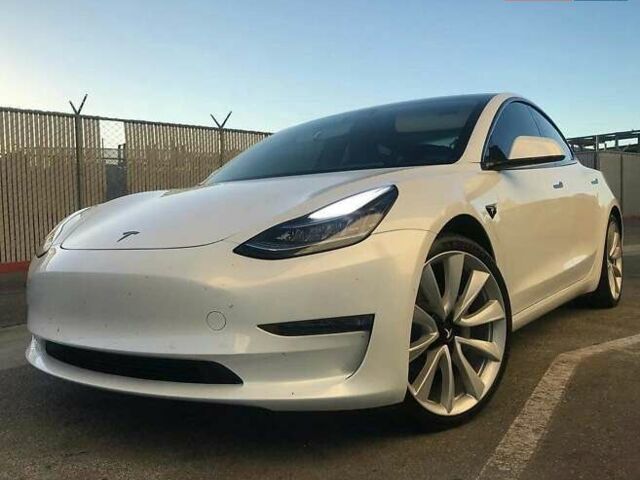 Тесла Модель 3 2018 у Одесі на Automoto.ua Білий Тесла Модель 3, об'ємом двигуна 0 л та пробігом 67 тис. км за 21500 $, фото 1 на Automoto.ua