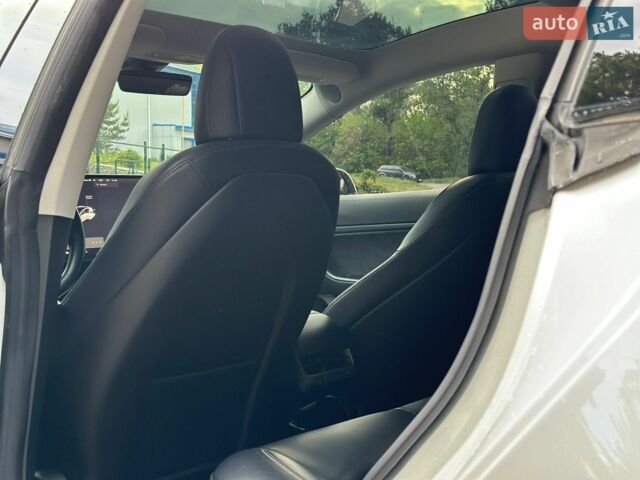 Білий Тесла Модель 3, об'ємом двигуна 0 л та пробігом 106 тис. км за 18000 $, фото 16 на Automoto.ua