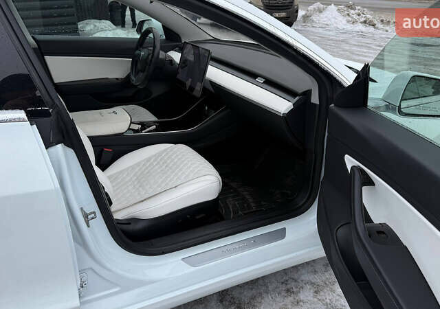 Білий Тесла Модель 3, об'ємом двигуна 0 л та пробігом 100 тис. км за 16500 $, фото 8 на Automoto.ua