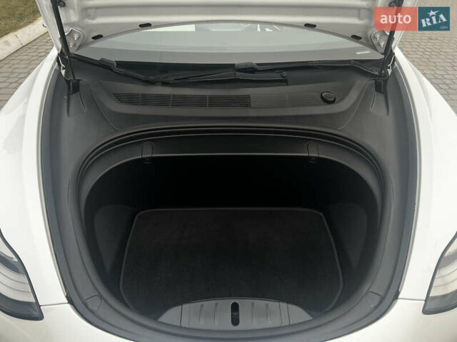 Белый Тесла Модель 3, объемом двигателя 0 л и пробегом 85 тыс. км за 19399 $, фото 23 на Automoto.ua