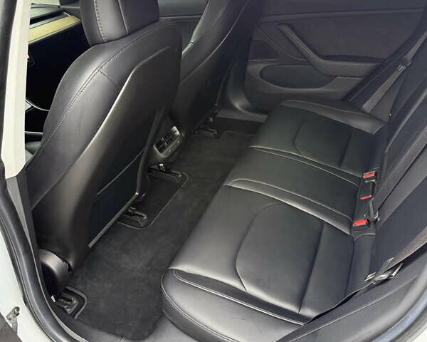 Білий Тесла Модель 3, об'ємом двигуна 0 л та пробігом 123 тис. км за 18000 $, фото 6 на Automoto.ua