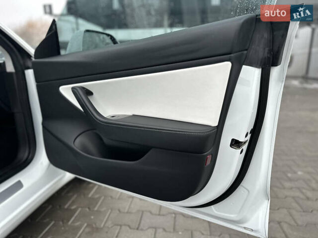 Білий Тесла Модель 3, об'ємом двигуна 0 л та пробігом 118 тис. км за 14999 $, фото 105 на Automoto.ua