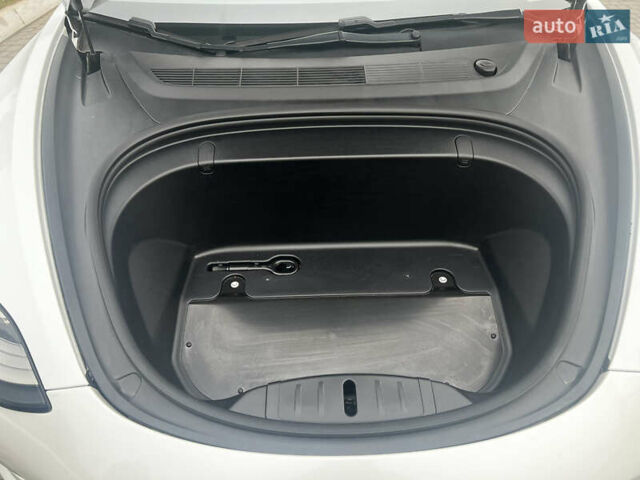 Белый Тесла Модель 3, объемом двигателя 0 л и пробегом 85 тыс. км за 19399 $, фото 25 на Automoto.ua