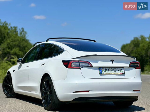 Тесла Модель 3 2018 у Александрие на Automoto.ua Білий Тесла Модель 3, об'ємом двигуна 0 л та пробігом 160 тис. км за 18600 $, фото 1 на Automoto.ua