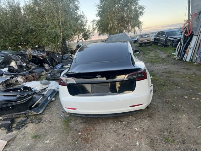 Белый Тесла Модель 3, объемом двигателя 0 л и пробегом 150 тыс. км за 12000 $, фото 2 на Automoto.ua