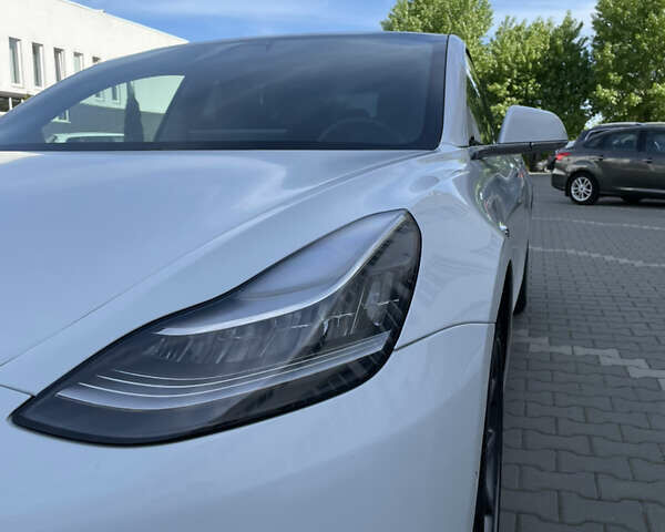 Білий Тесла Модель 3, об'ємом двигуна 0 л та пробігом 58 тис. км за 16500 $, фото 3 на Automoto.ua