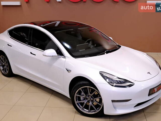 Белый Тесла Модель 3, объемом двигателя 0 л и пробегом 54 тыс. км за 15900 $, фото 5 на Automoto.ua