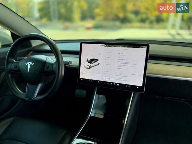 Белый Тесла Модель 3, объемом двигателя 0 л и пробегом 78 тыс. км за 20999 $, фото 25 на Automoto.ua
