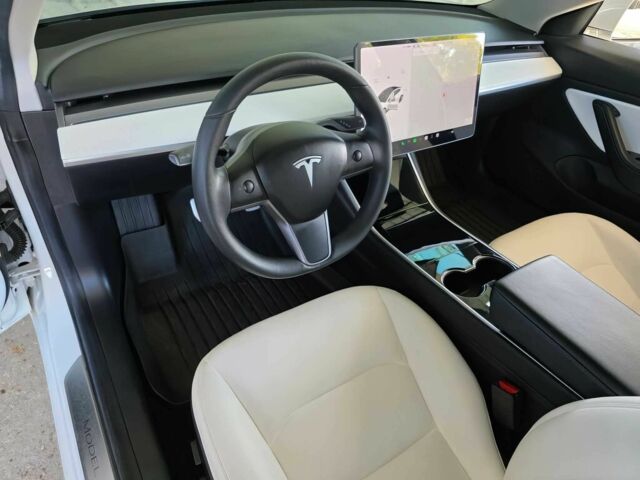 Белый Тесла Модель 3, объемом двигателя 0 л и пробегом 32 тыс. км за 9000 $, фото 9 на Automoto.ua