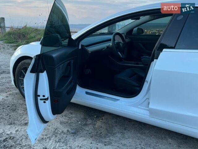 Белый Тесла Модель 3, объемом двигателя 0 л и пробегом 71 тыс. км за 19500 $, фото 3 на Automoto.ua