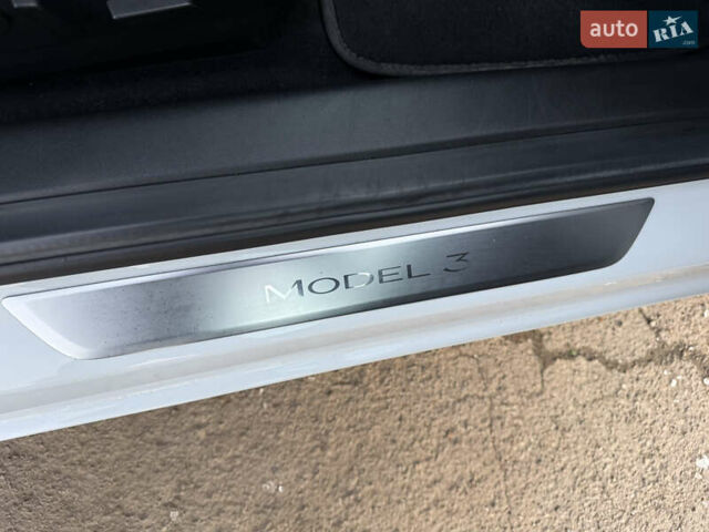 Белый Тесла Модель 3, объемом двигателя 0 л и пробегом 139 тыс. км за 17750 $, фото 25 на Automoto.ua