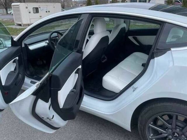 Білий Тесла Модель 3, об'ємом двигуна 0 л та пробігом 110 тис. км за 11540 $, фото 4 на Automoto.ua