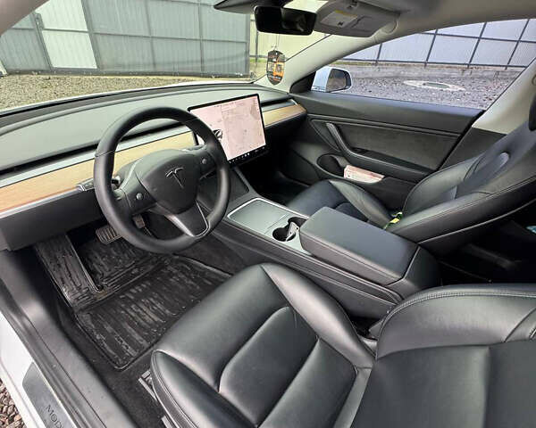 Білий Тесла Модель 3, об'ємом двигуна 0 л та пробігом 64 тис. км за 17500 $, фото 16 на Automoto.ua