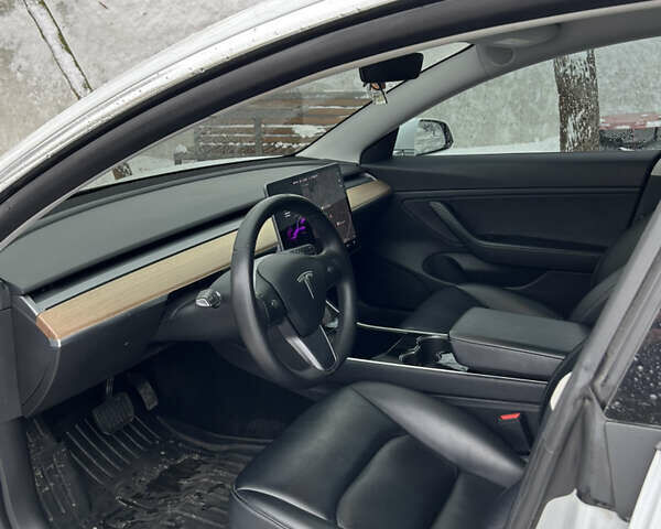 Белый Тесла Модель 3, объемом двигателя 0 л и пробегом 229 тыс. км за 16480 $, фото 6 на Automoto.ua