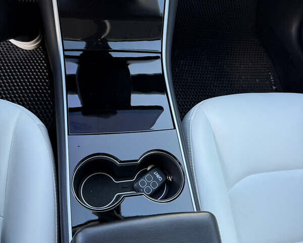 Белый Тесла Модель 3, объемом двигателя 0 л и пробегом 89 тыс. км за 16999 $, фото 29 на Automoto.ua