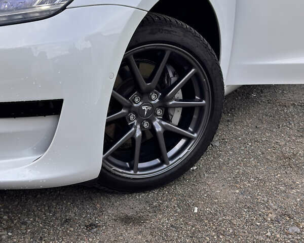 Белый Тесла Модель 3, объемом двигателя 0 л и пробегом 32 тыс. км за 21500 $, фото 26 на Automoto.ua
