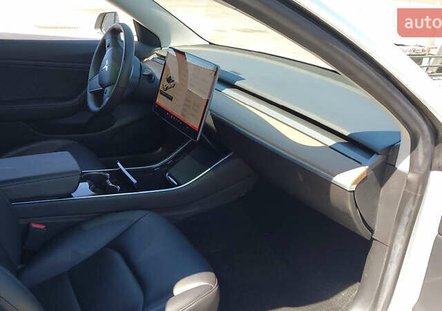 Білий Тесла Модель 3, об'ємом двигуна 0 л та пробігом 58 тис. км за 17999 $, фото 4 на Automoto.ua