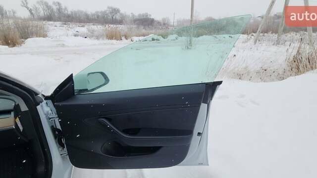 Білий Тесла Модель 3, об'ємом двигуна 0 л та пробігом 130 тис. км за 15500 $, фото 4 на Automoto.ua