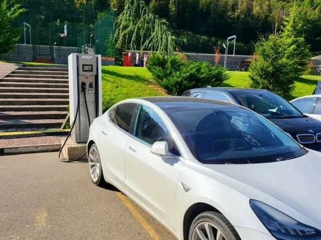 Белый Тесла Модель 3, объемом двигателя 0 л и пробегом 70 тыс. км за 9500 $, фото 3 на Automoto.ua