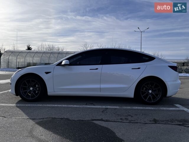 Белый Тесла Модель 3, объемом двигателя 0 л и пробегом 124 тыс. км за 34900 $, фото 3 на Automoto.ua