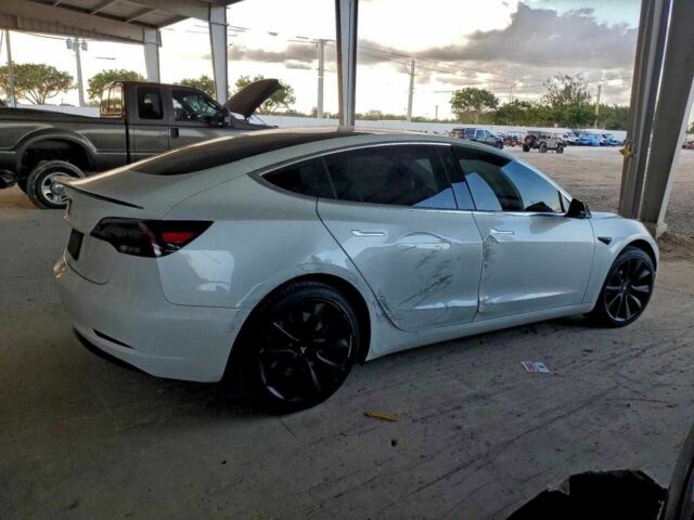 Белый Тесла Модель 3, объемом двигателя 0 л и пробегом 107 тыс. км за 3000 $, фото 2 на Automoto.ua