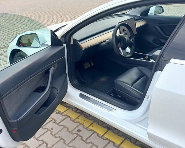 Білий Тесла Модель 3, об'ємом двигуна 0 л та пробігом 65 тис. км за 17700 $, фото 11 на Automoto.ua