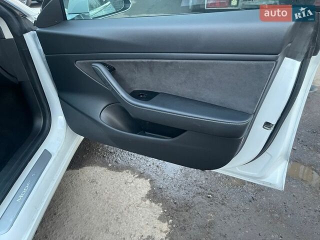 Белый Тесла Модель 3, объемом двигателя 0 л и пробегом 160 тыс. км за 11500 $, фото 13 на Automoto.ua