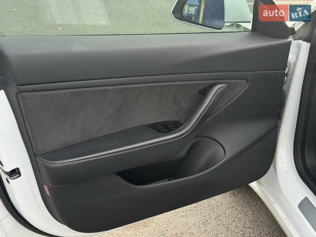 Белый Тесла Модель 3, объемом двигателя 0 л и пробегом 166 тыс. км за 14500 $, фото 17 на Automoto.ua